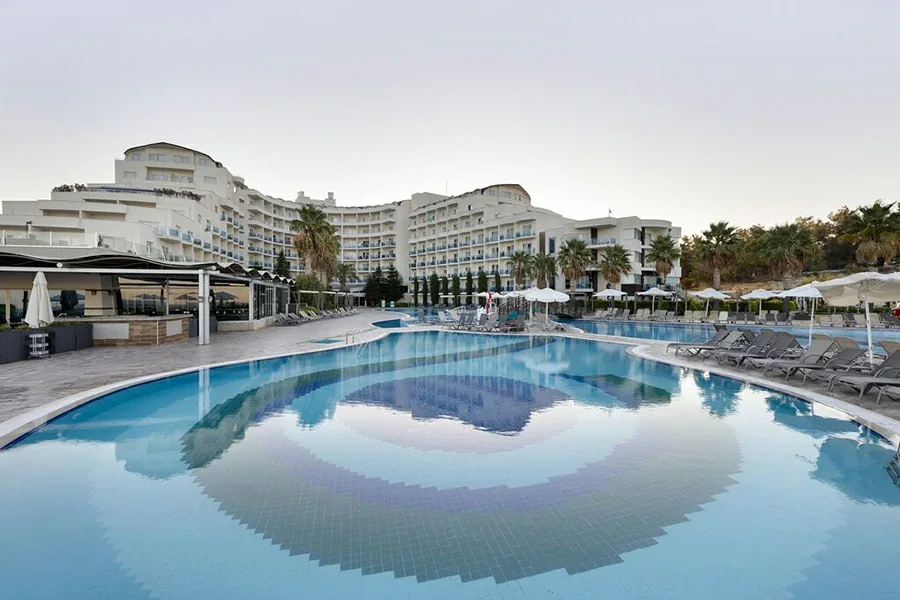 سی لایت ریزورت از بهترین هتل های کوش آداسی با پارک آبی