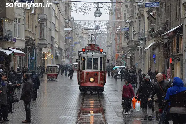 خیابان استقلال از جاهای دیدنی استانبول نزدیک تکسیم